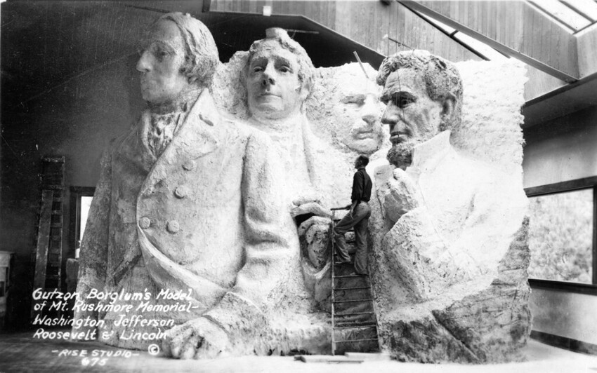 Модель мемориала на горе Рашмор в мастерской скульптора Гутзона Борглума, 1936 г.