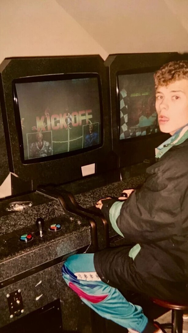Парень в зале игровых автоматов, 1990-е годы