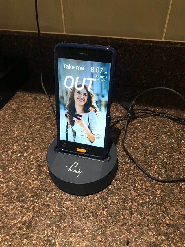 В гостинице, где я остановился, есть телефон, который можно взять с собой