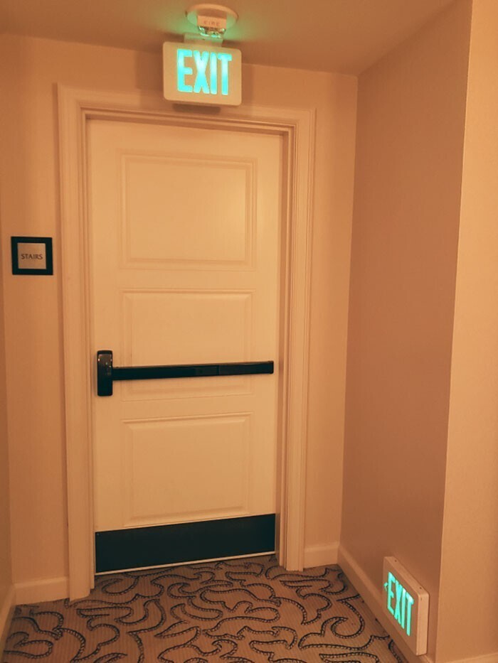 "Впервые увидел табличку "выход" в отеле возле пола. Сотрудники объяснили, что это ориентир в случае, если гости будут ползти по полу во время пожара"