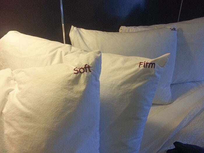 Отель предлагает на выбор подушки по вашим предпочтениям: "мягкая" и "твердая"