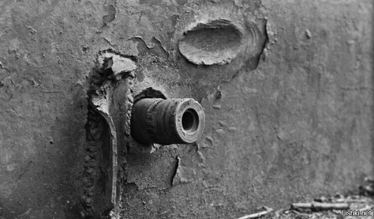 Фото немецкого снаряда, который застрял в броне советского танка КВ-1