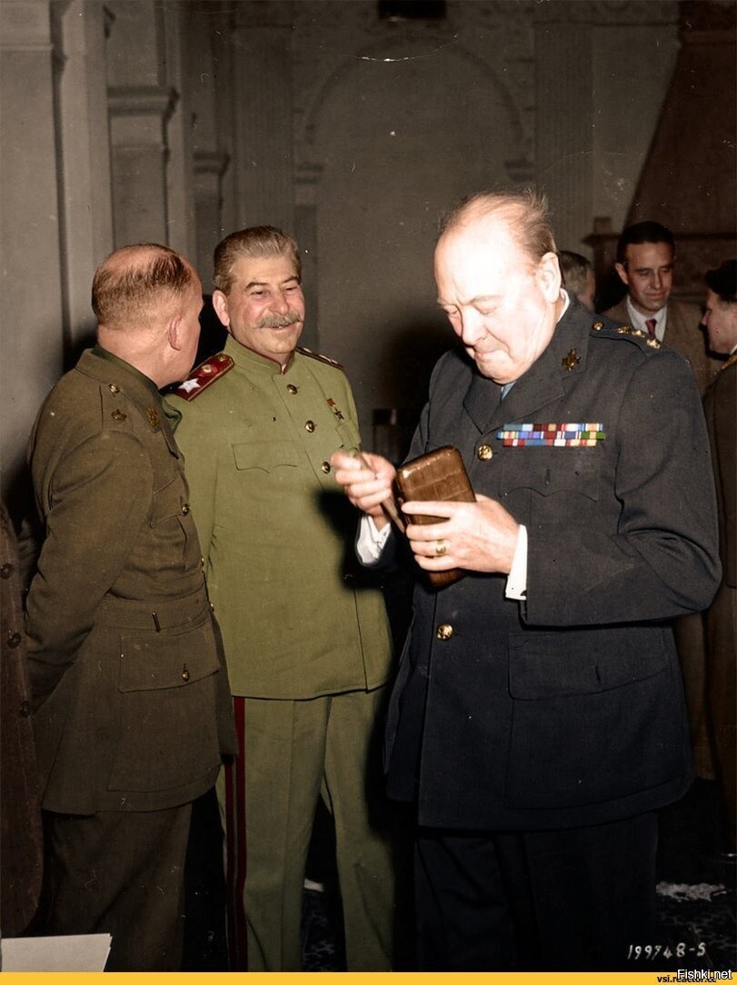 Уинстон Черчилль хвалится новым айфоном
