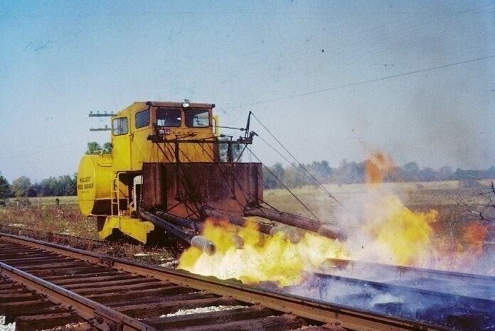 1. Поезд с огнемётами, который выжигает траву на железной дороге