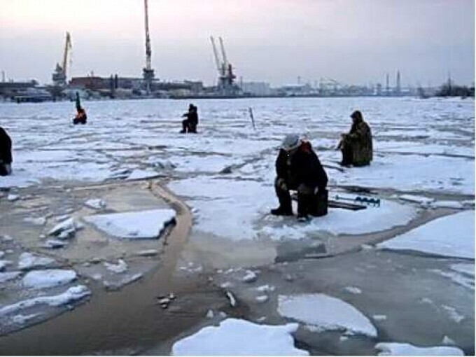 4. В Санкт-Петербурге спасатели уже начали патрулировать Финский залив и штрафовать нарушителей за выход на лед