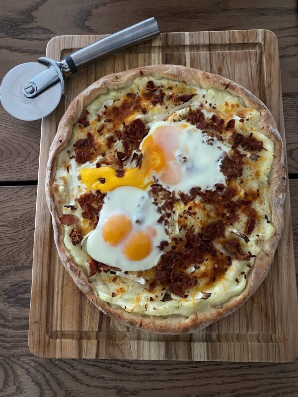 Breakfast pizza