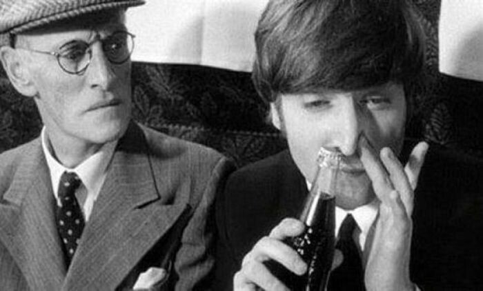 Уилфрид Брамбелл смотрит на нюхача Джона Леннона.