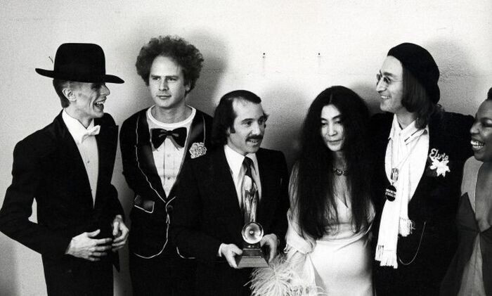 Дэвид Боуи, американские музыканты Пол Саймон и Артур Гарфанкел, Йоко Оно и Джон Леннон на церемонии «Грэмми», 1975 год.