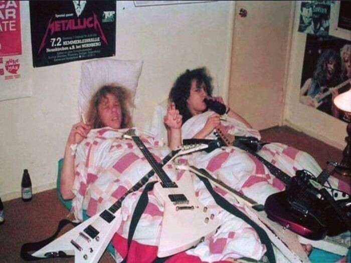 Джеймс Хэтфилд и Кирк Хэмметт из Metallica в доме мамы Кирка, 1983 год.