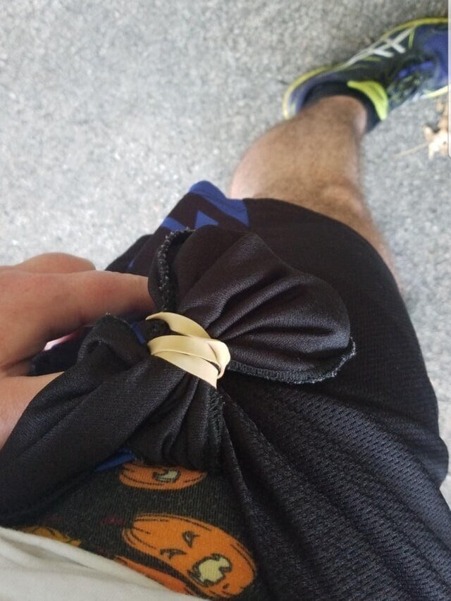 Положите ключи в карман и завяжите его резинкой, чтобы не потерять их во время пробежки