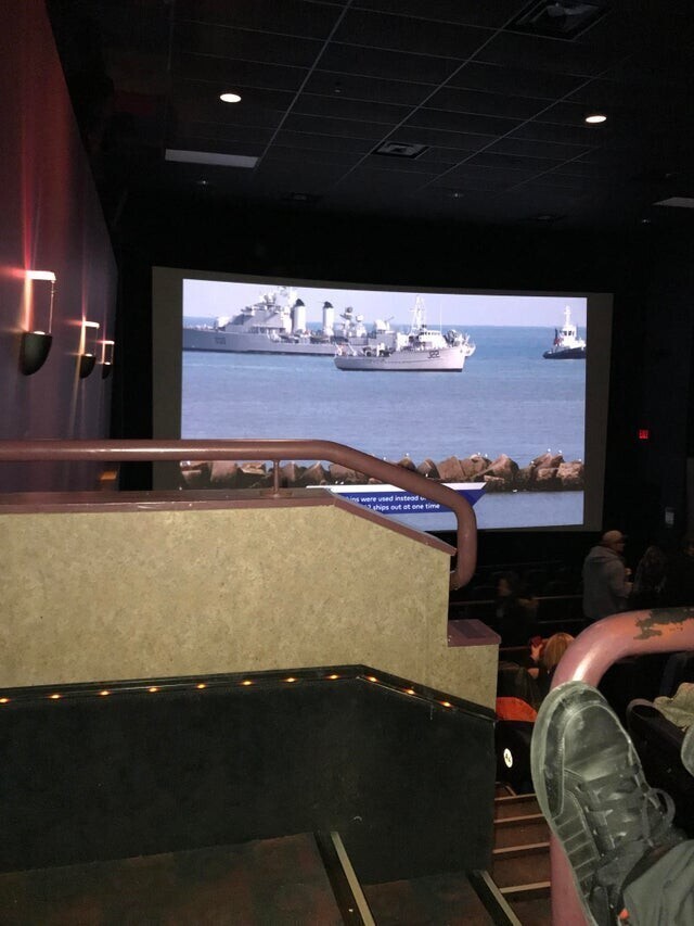 Боковые сидения в кинотеатре