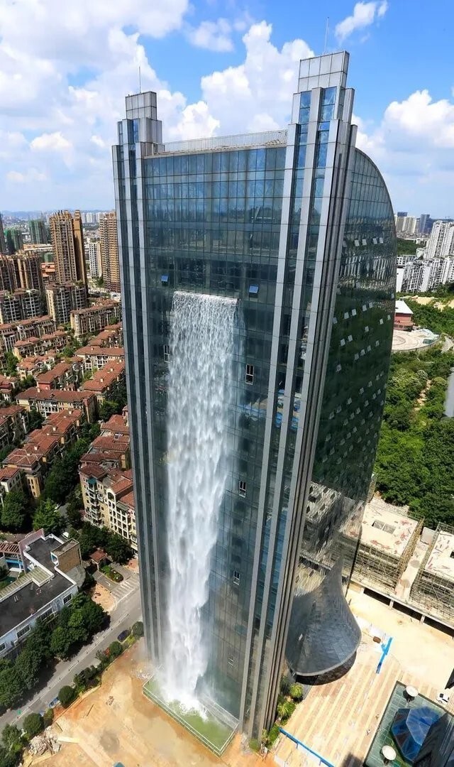 Китайский небоскреб в провинции Гуйчжоу, с 100-метровым искусственным водопадом. Это самый высокий водопад, спускающийся с здания