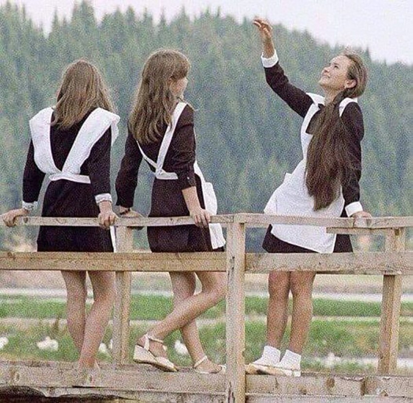Советские школьницы после занятий в 1970-х