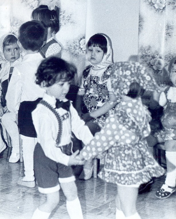 Танцы, танцы! Кавалеры приглашают дам! 1979 год, в одном из московских детских садов; семейный альбом