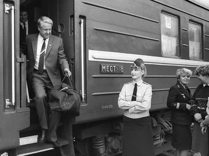 Пассажиры спального вагона покидают поезд. СССР. Конец 80-х.