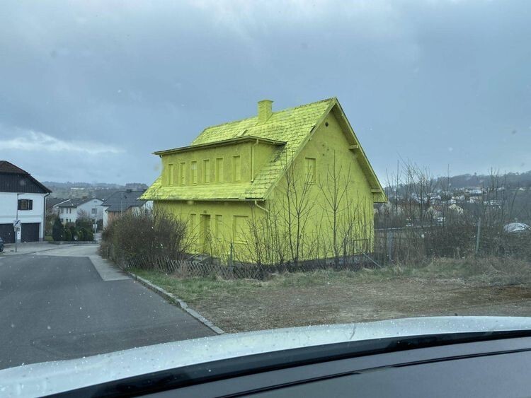 Дом который по какой-то причине целиком был покрашен неоново-желтой краской