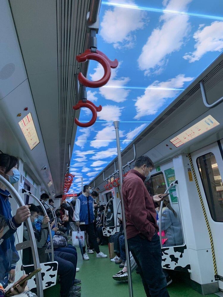 Поезд метро с небом на потолке