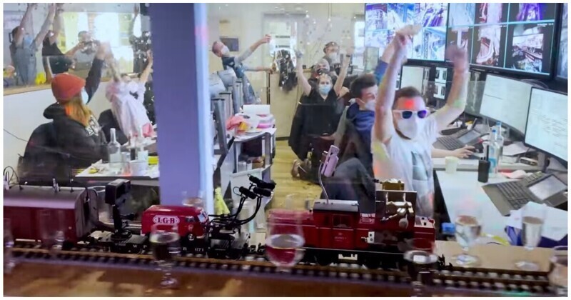 Заскучавшие сотрудники музея сыграли игрушечным поездом на бокалах и установили необычный рекорд