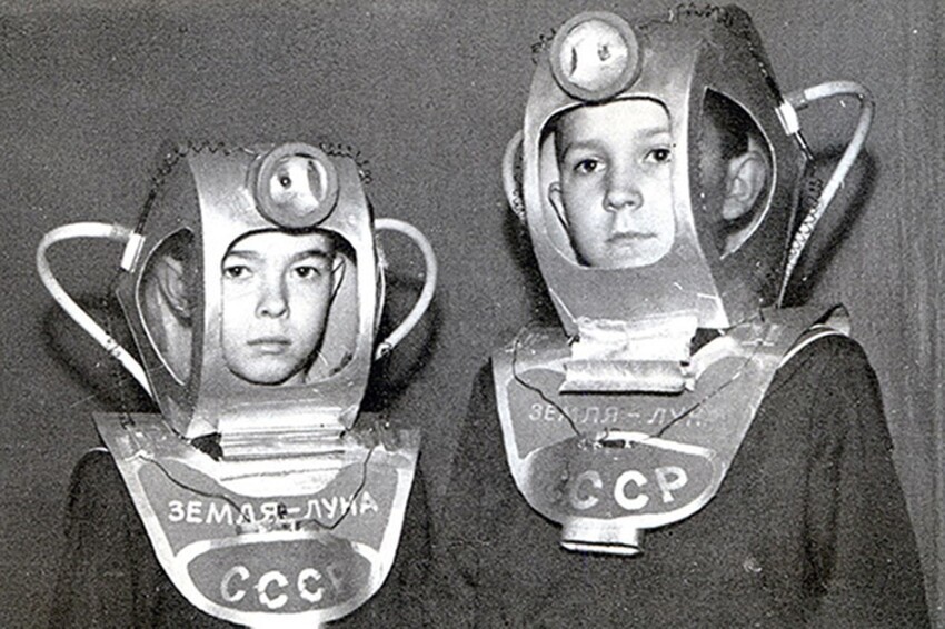 Надевали костюмы космонавтов
