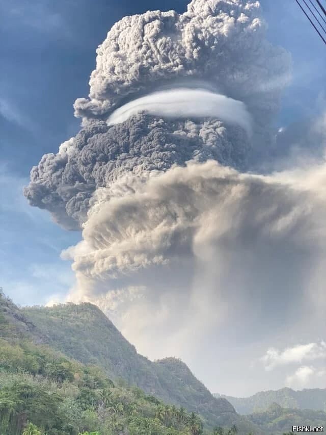 9 апреля на Карибском острове Сент-Винсент началось извержение вулкана Ла-Суф...