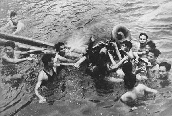 2. Летчик, захваченный вьетнамцами на озере Трук Бах, Ханой, 1967 год. Этим летчиком был Джон МакКейн