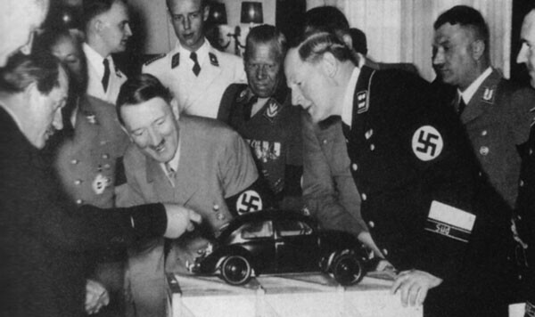 46. Фердинанд Порше показывает модель Volkswagen Beetle Адольфу Гитлеру в 1935 году