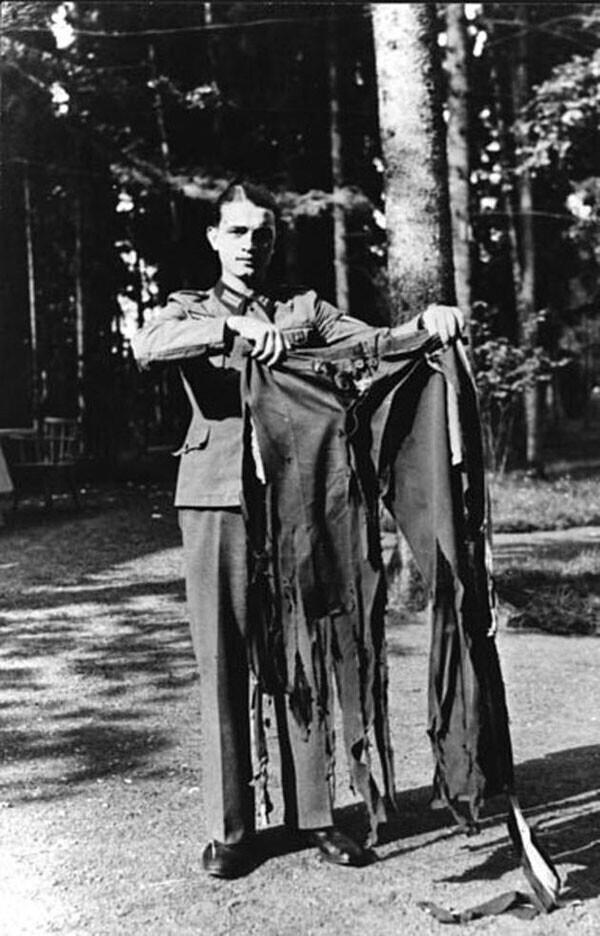 43. Штаны Адольфа Гитлера после неудавшегося покушения в "Волчьем логове" в 1944 году
