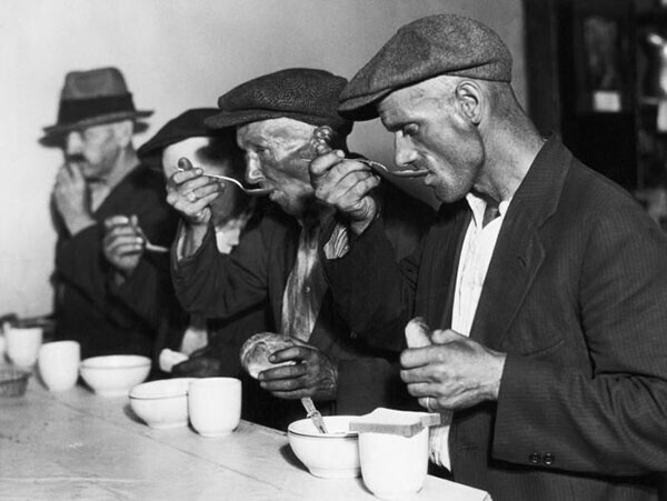 27. Хлеб и суп в бесплатной столовой во время Великой депрессии
