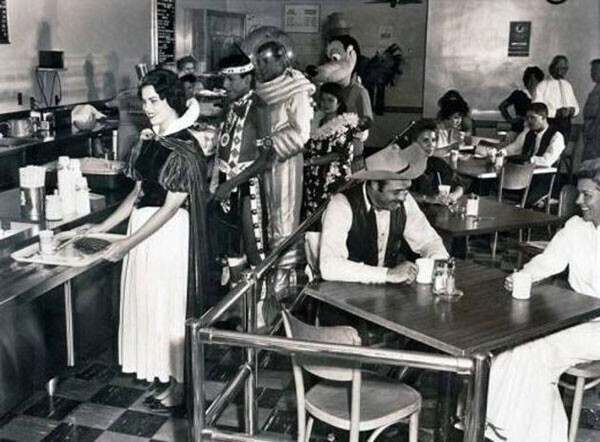 21. Кафетерий сотрудников Диснейленда в 1961 году