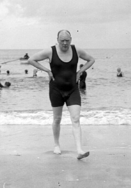 10. Уинстон Черчилль на пляже