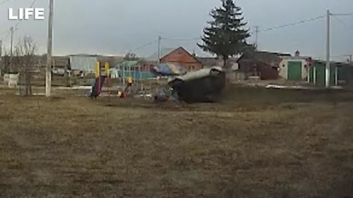 Пьяный лихач в Татарстане на полном ходу вылетел с дороги и снёс детскую площадку  