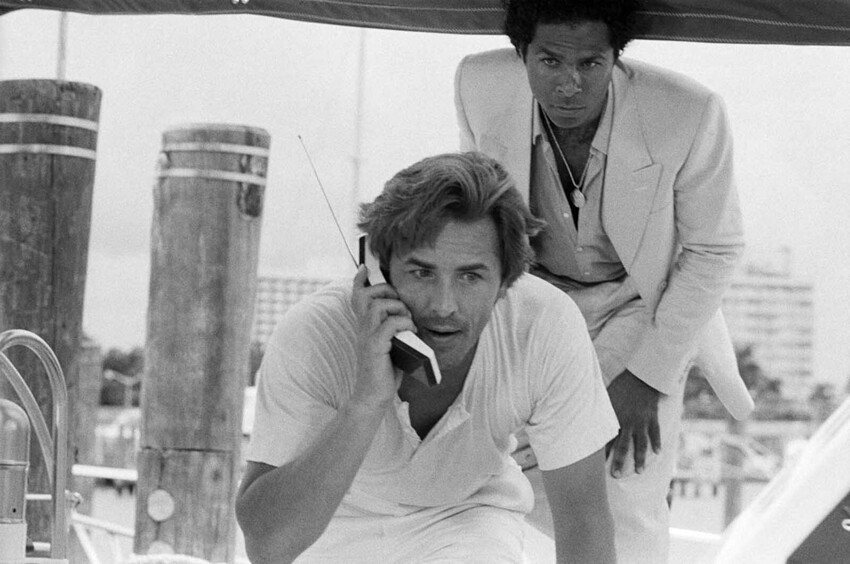 Дон Джонсон и Филипп Майкл Томас на съемочной площадке детективного сериала "Полиция Майами" в роли детективов, вооруженных современной техникой, 1984 г.