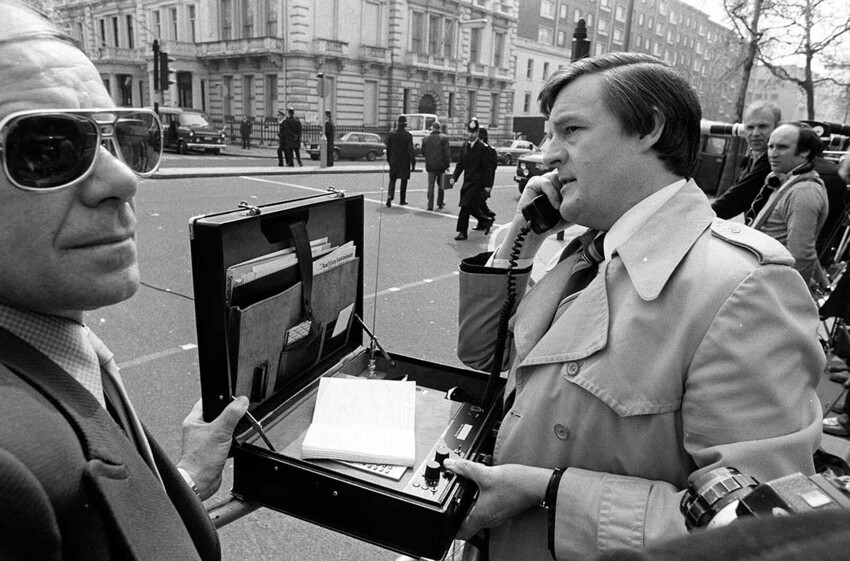 Первые мобильные телефоны репортеров. Лондон, 1983 г.