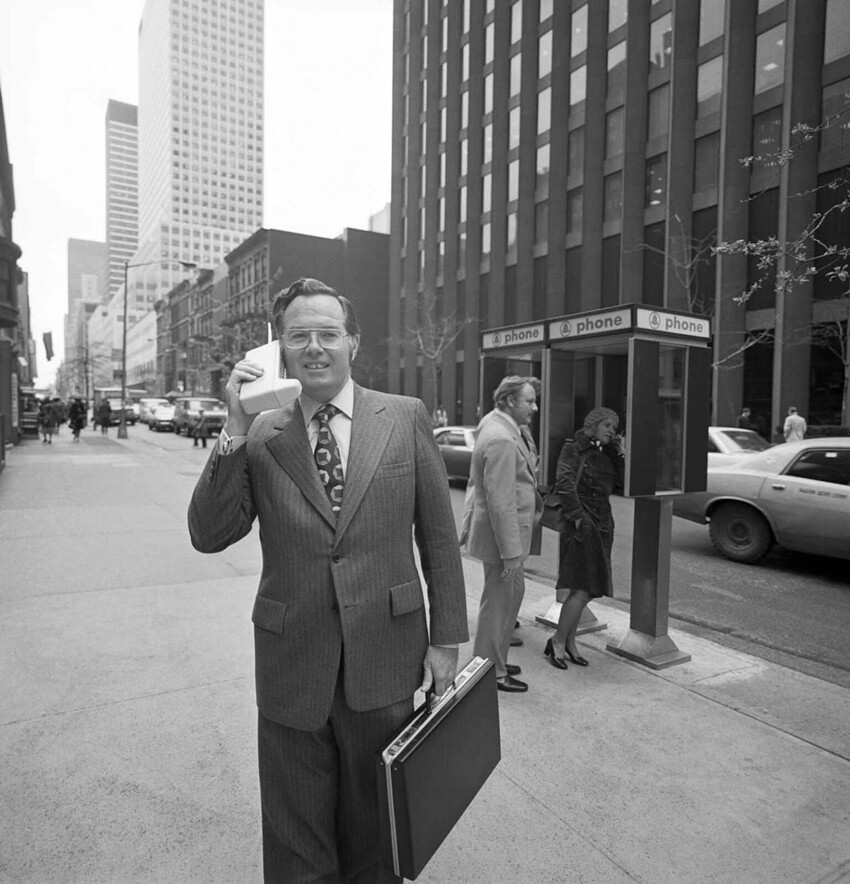 Джон Митчелл, разрабочик дизайна первого мобильного телефона, со своим детищем на улице в Нью-Йорке, 1973 г.