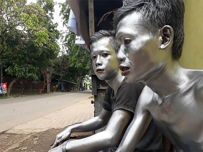 В Индонезии орудуют "серебряные" попрошайки