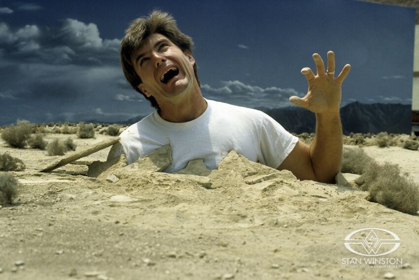Грабоид жрёт Алека Гиллиса - одного из мастеров по спецэффектам фильма «Дрожь земли», 1989 год