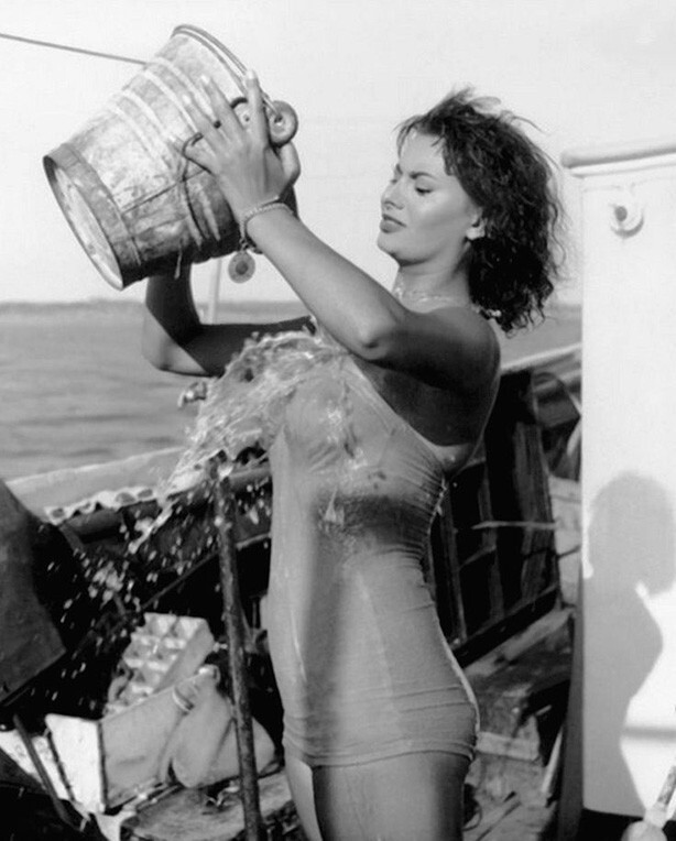 Софи Лорен на съёмках фильма «Мальчик на дельфине», 1957 год