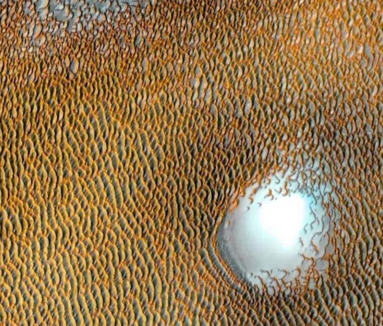 Потрясающее изображение «Море дюн» на Марсе