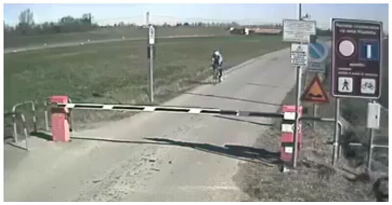 Невнимательный велосипедист не заметил шлагбаум
