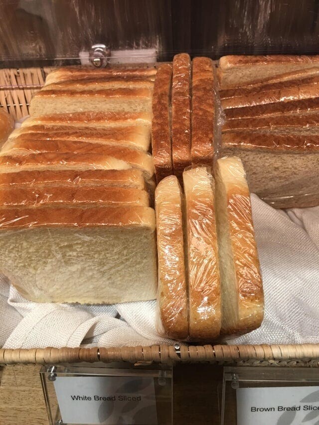 Каждый кусочек хлеба упакован в пластиковую обёртку