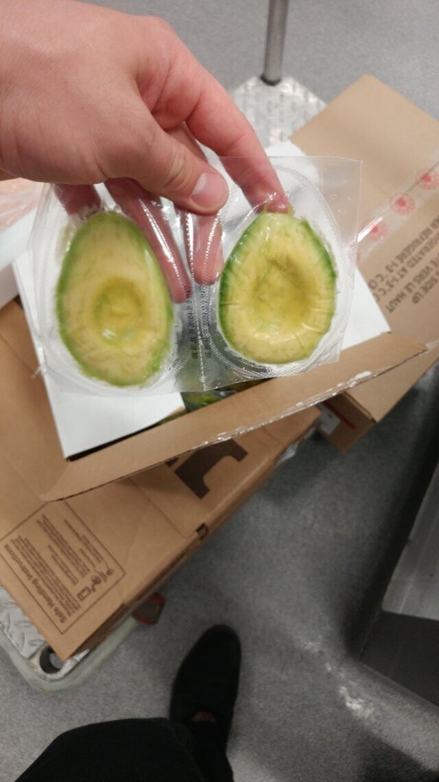 Почистили авокадо, чтобы упаковать его в пластик
