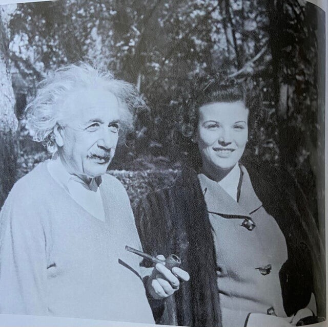 5. Бабушка пользователя Reddit с Альбертом Эйнштейном, 1945 год