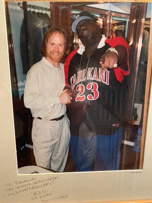 6. Notorious BIG с владельцем магазина одежды в Детройте, штат Мичиган, 1996 год