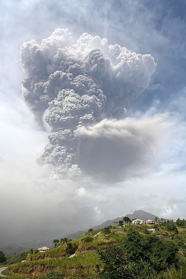Вулкан Суфриер покрыл остров Сент-Винсент толстым слоем пепла