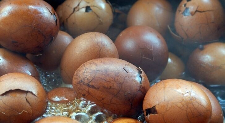 3. Вареные в мальчишечьей моче яйца - традиционное китайское лакомство