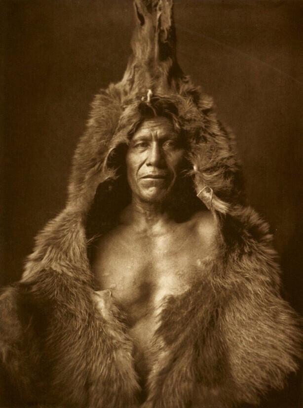 Воин Арикара «Медвежий живот». Северная Дакота, США - Фото Эдварда Кертиса 1909 г.