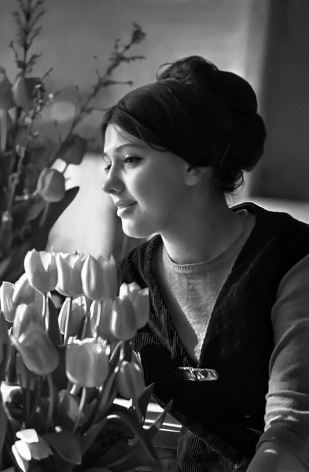Москвичка Лена Степанова на выставке цветов в цветочном магазине "Незабудка" (Москва). Фото В. Будана, 1969