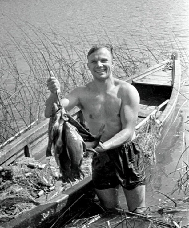 Юрий Гагарин вернулся с рыбалки. 1965 г.