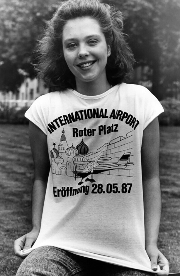 Поклонница Матиуса Руста в футболке с принтом "Международный аэропорт Красная площадь", 1987 год, ФРГ