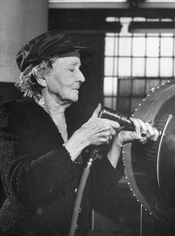 80–летняя вдова генерала–конфедерата работает на заводе "Белл Эйркрафт", 1943 год, Атланта, США